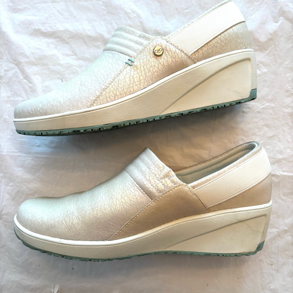 Infinity Footwear shoes Glide in iridescent clogs SZ 9.5 Worn Once